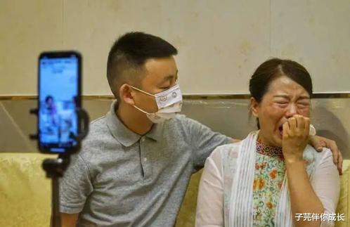 姚策|姚爸钓鱼溜着鱼塘跑，与亲家收获不少，网友：威威有福了