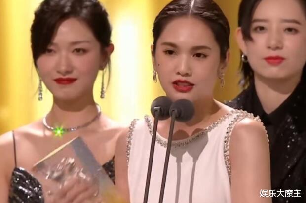 杨丞琳|杨丞琳成团发言令那英陷尴尬境地，谈到李荣浩，身后万茜一脸磕到了