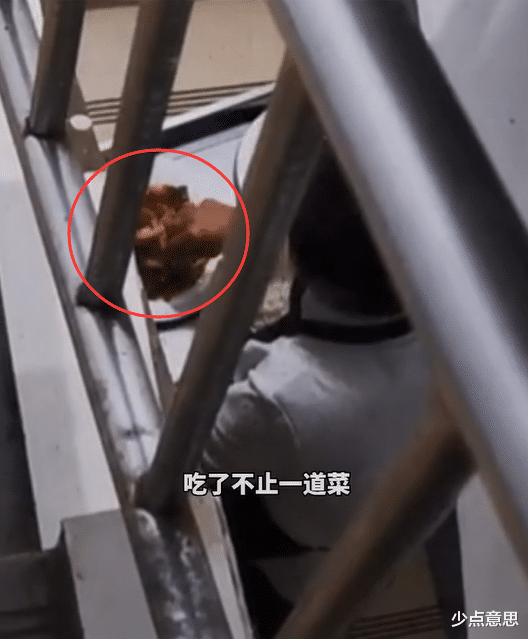 女子吃太饱在楼梯间休息,发现服务员楼底偷吃,“她可能太饿了”