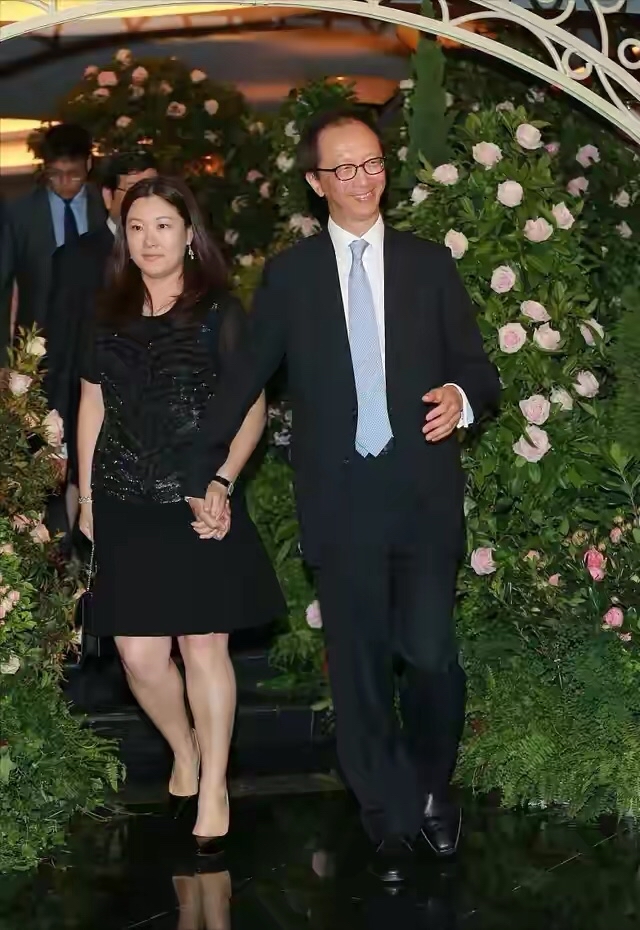 闲鱼有话说|伏明霞没逃过“中年发福”，穿小黑裙身材变圆润，一看就是阔太太