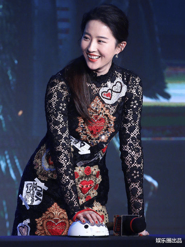 刘亦菲|刘亦菲和冯绍峰出席活动，刘亦菲状态佳，冯绍峰全程拉着脸