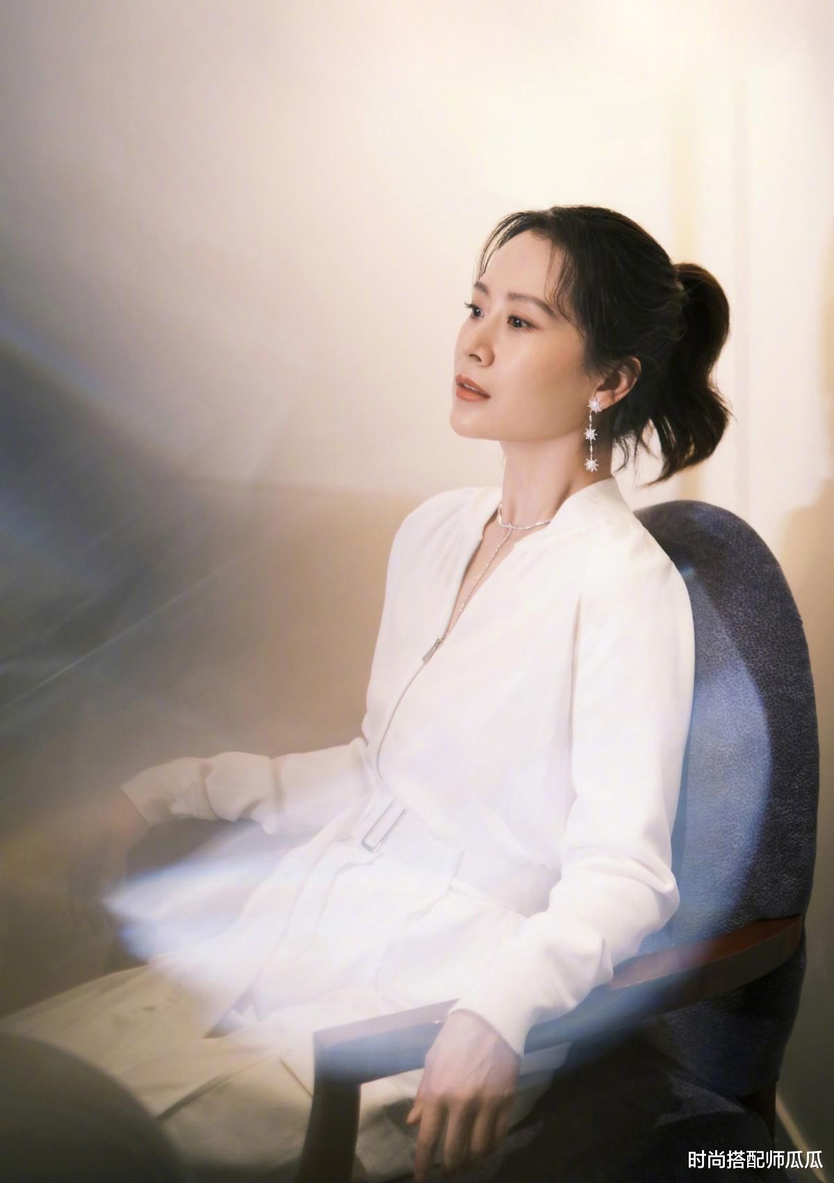 刘海|海清的长发造型真的很年轻，像小姑娘一样，穿得老气也不显年龄