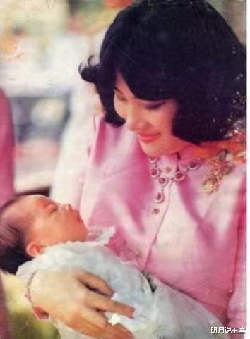 谢霆锋|诗妮娜贵妃待遇还挺高，诗丽吉王后的各种首饰戴不停，颇受重视