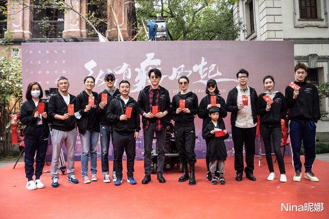 Nina昵娜|“老干部”靳东罕见露面，穿西装长裤瘦一圈，赶飞机累在椅子上打盹