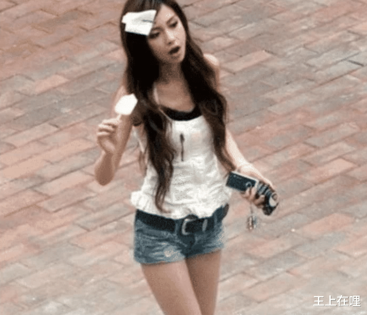 Angelababy|Baby早年在日本旧照曝光，两男生左右夹击亲脸颊，晓明哥后悔没？