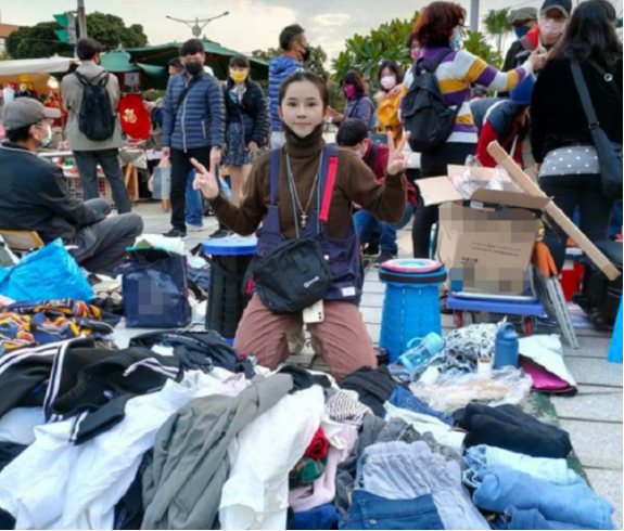 明星素颜|21岁女星街边摆地摊！素颜叫卖无人认出，惨遇小偷却不敢报警