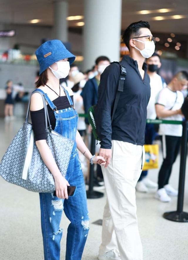 懒美人时尚|赌王女儿何超莲不愧是个时髦精,穿吊带牛仔裤牵手窦骁,太般配了
