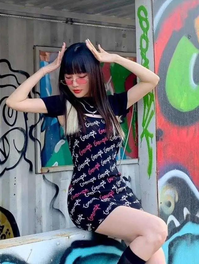 潮流新风|李小璐时尚口味不一般，穿短上衣配短裙，一身“女团感”让人羡慕