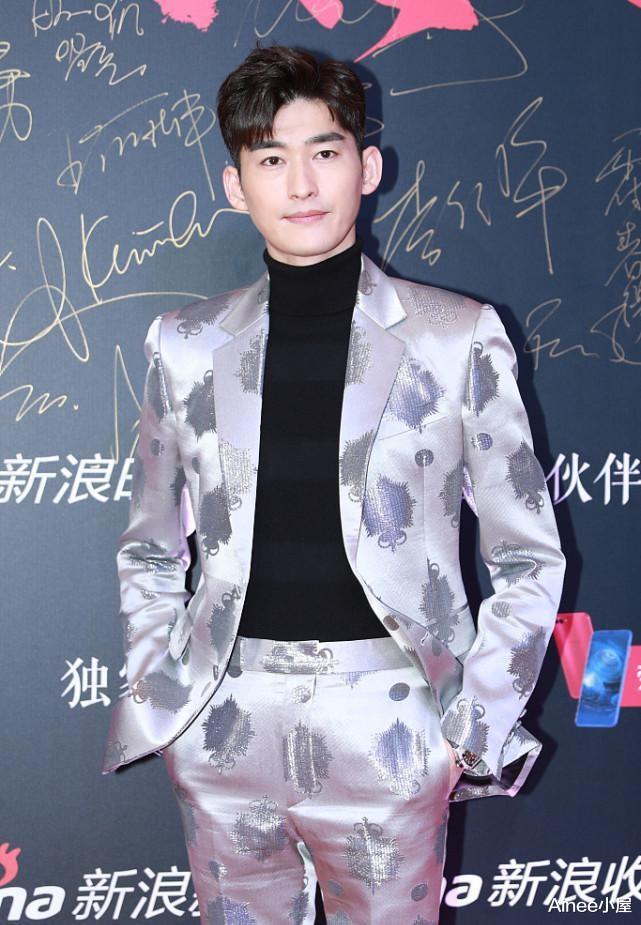 运动|张翰剪短发好清爽，T恤配棒球服外套，运动套装穿出学长的气质