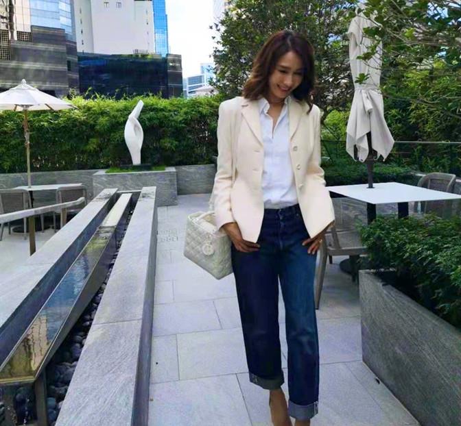 方脸妹说时尚|黎姿罕见参加聚会，50岁穿连体裤容光焕发，同框林保怡满脸含羞样