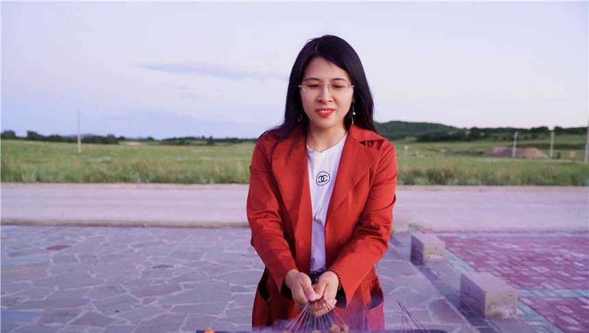 琳妹儿说|夏天避暑目的地首选，内蒙这个草原牧场很凉爽，和梅花鹿羊驼嬉戏