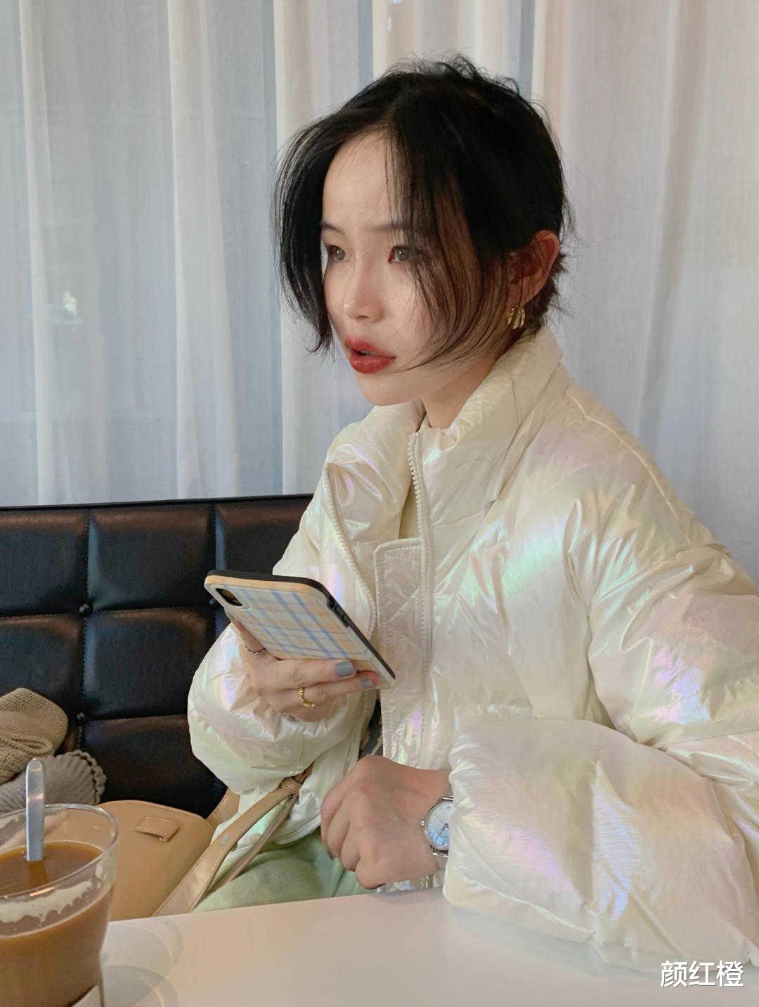 颜红橙 这些才是羽绒服的高级穿法，白色羽绒服配半裙甜美温柔，简约时髦