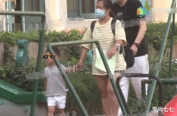 赵丽颖|赵丽颖祖孙三代罕同框！2岁儿子圆脸超像妈，前公公戴名表似大佬