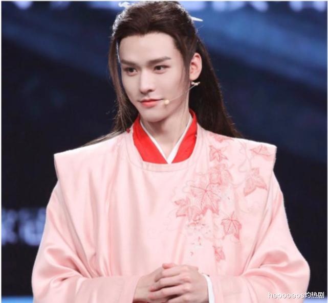 王力宏|网友地铁偶遇龚俊，拍摄角度奇特让人一言难尽，生图真实颜值才是亮点