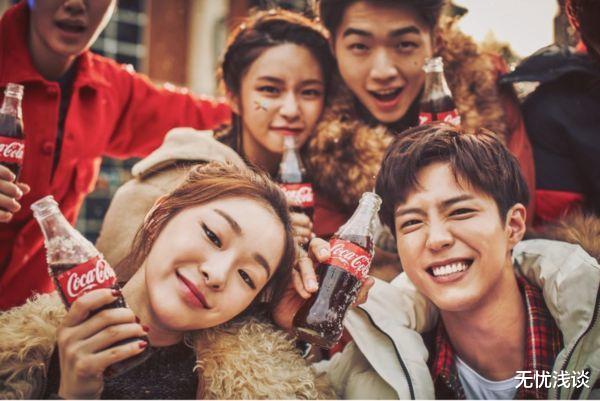 路人甲|朴宝剑与金妍儿2017年为饮料拍摄的宣传照，引起热议