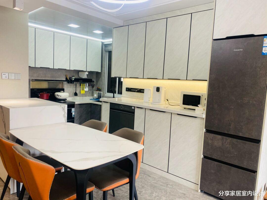 看她家新房,全屋安装吊顶很大气,做开放式厨房太合适了!