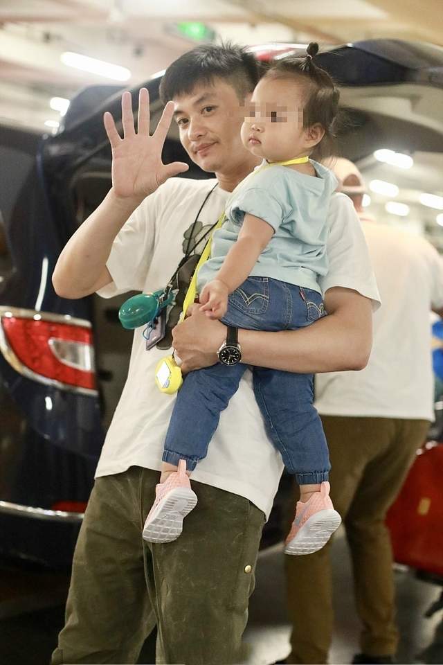 王思聪|朱丹二胎儿子真容曝光，小脸肉嘟嘟似周一围，小小丹贴心喂食弟弟