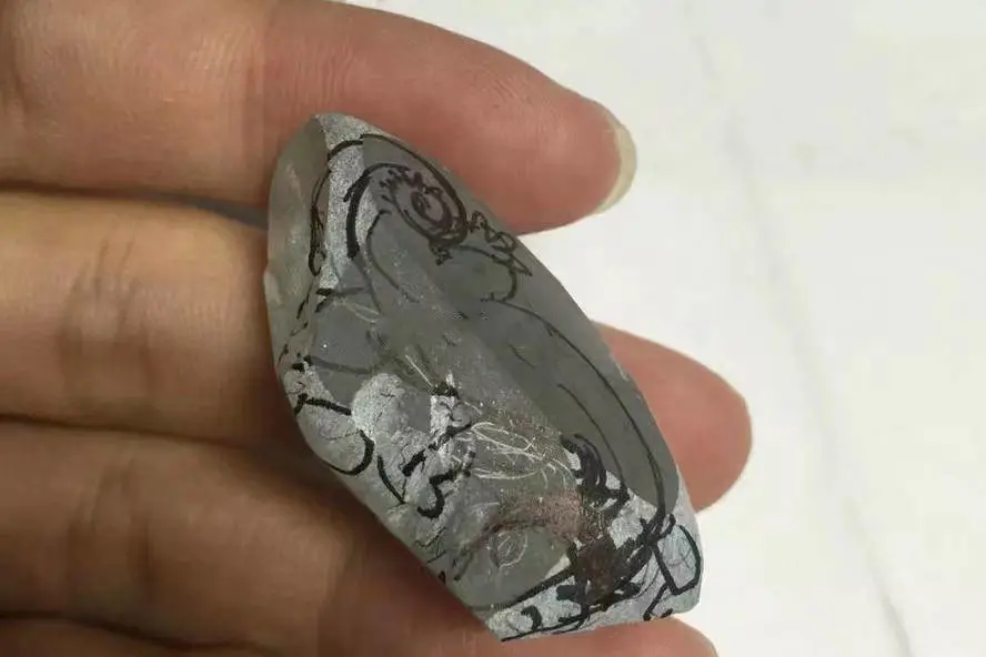 雕刻|翡翠原石边角料经过雕刻，出货十分惊艳！