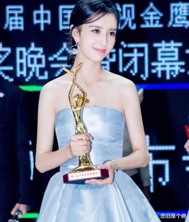 佟丽娅|佟丽娅自称“全班最丑”，看到班级合照后，这都是什么神仙班级！