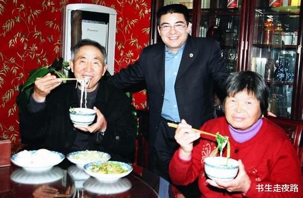 书生走夜路 陈光标“伪善”？捐20亿做慈善，为何弟弟当保镖，妹妹干服务员