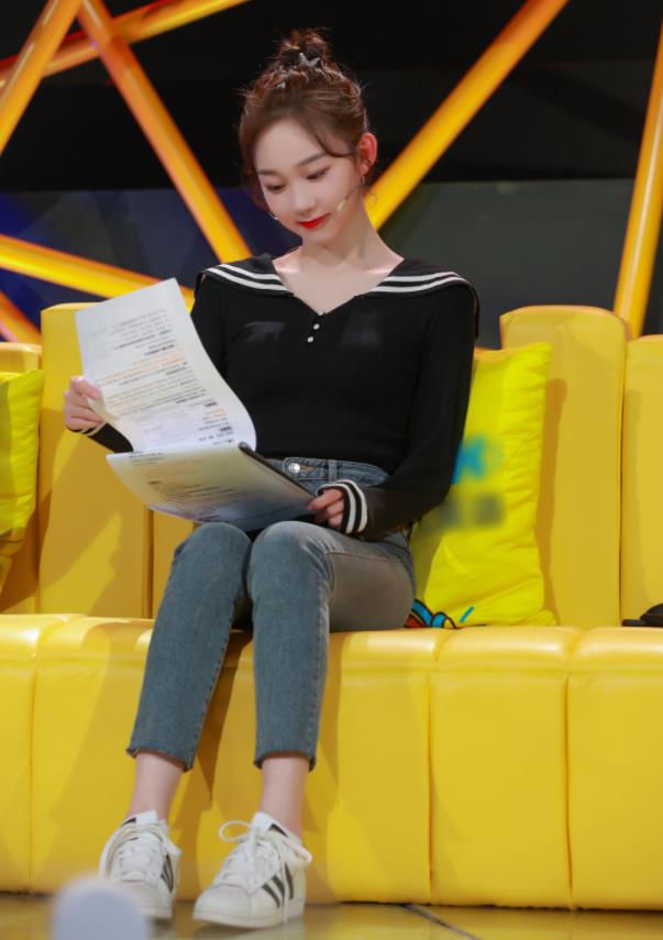 李子璇|李子璇的“绿茶坐”火了，看她双腿怎么放，贼显腿长