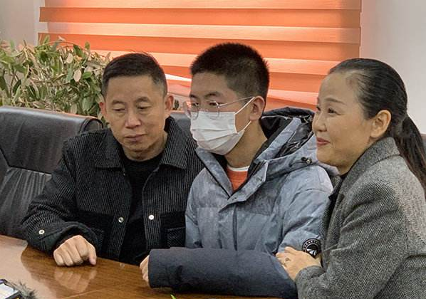 |孙卓“桃花运”来了？多名女同学送零食，还说到深圳别忘了我们