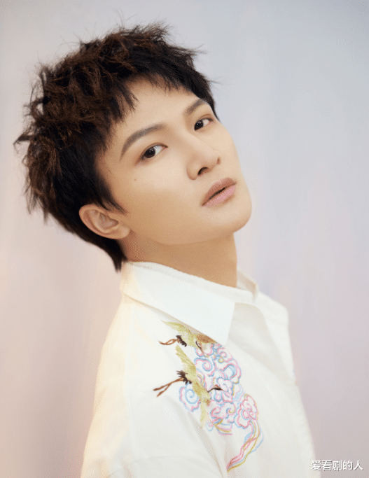 周深|周深《化身孤岛的鲸》发行一周年，他搭起一座桥，让我们不再孤单