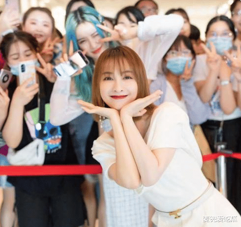 吴昕|吴昕近照暴瘦？面部苍老发色被嘲太土，头大身小撞脸鲁豫？