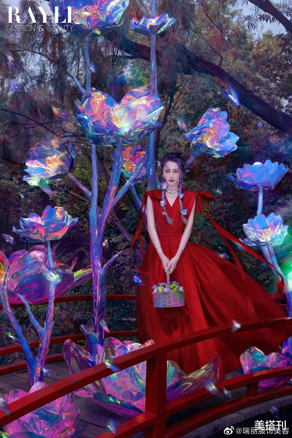 美搭刊|迪丽热巴新发型，挑染紫绿麻花辫神秘美丽，异域长相hold住雀斑妆