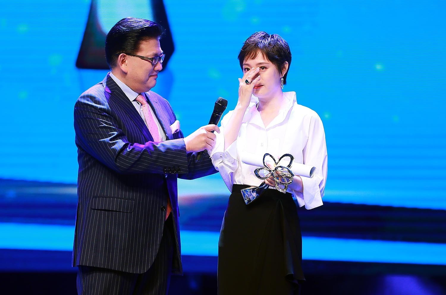 主持人|白玉兰奖场面尴尬，上海台主持人失言惹争议，嘉宾无奈溜下领奖台