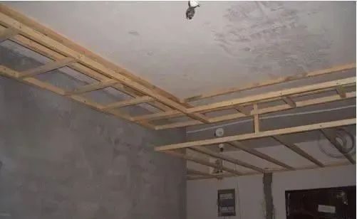 一旦看见缺德工人给你这样包水管,马上喊停,我家没听劝房子全毁了!