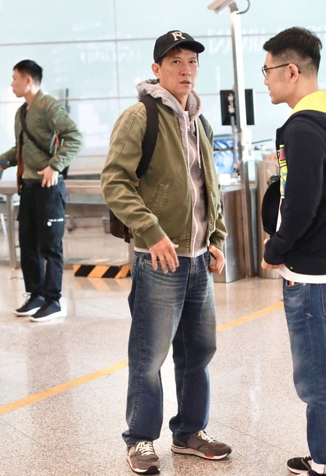 BiuFashion|53岁影帝张家辉依旧有魅力，皱纹不影响气质，休闲装自然又亲切