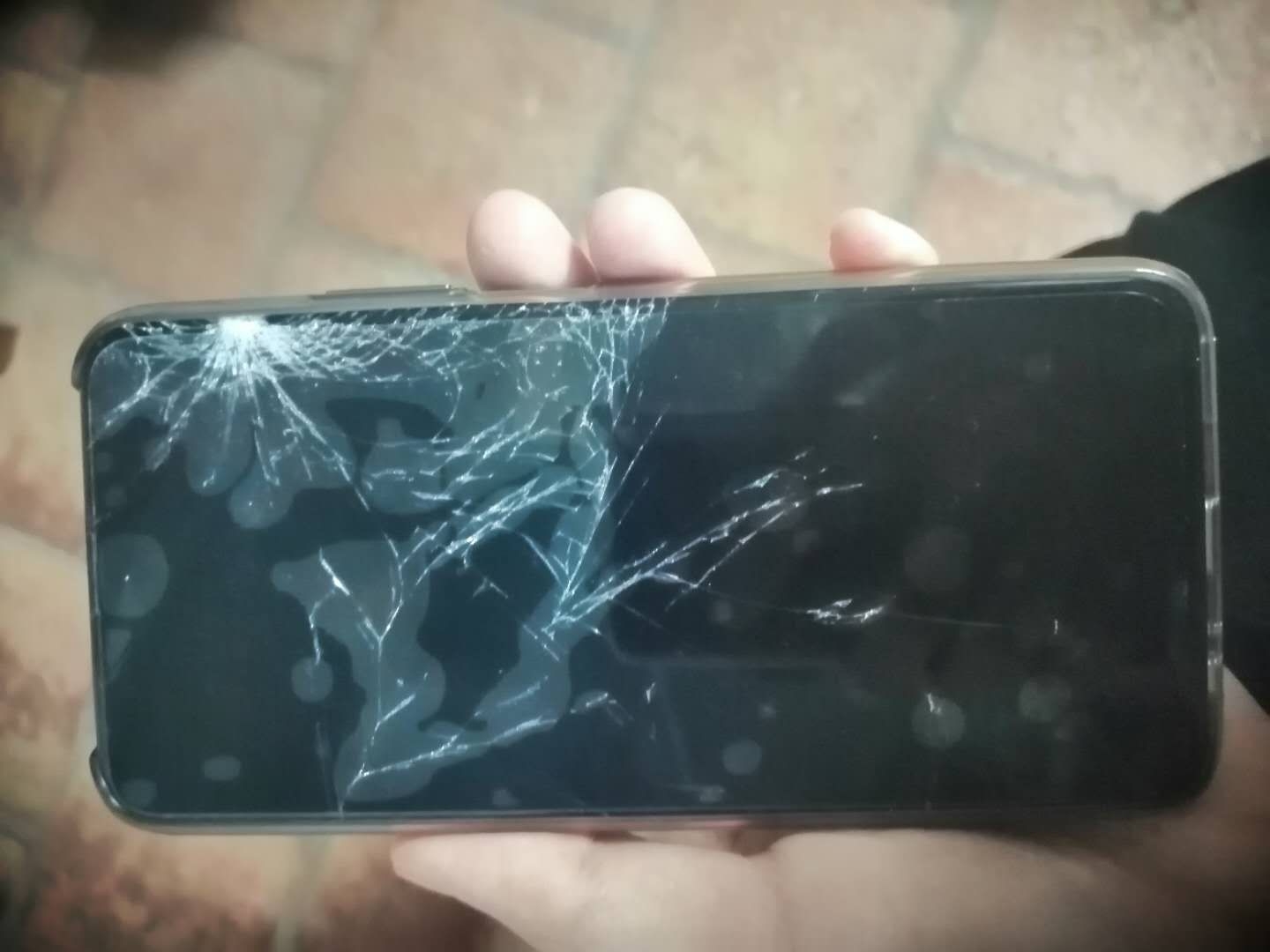 |为什么有的人总是摔到手机，有的人一年也不摔一次