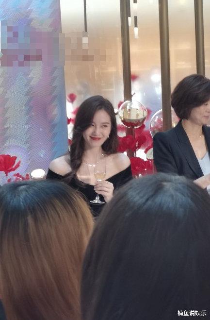 刘诗诗|路人镜头下的刘诗诗有多美？身穿纱裙大秀香肩，气质优雅好惊艳