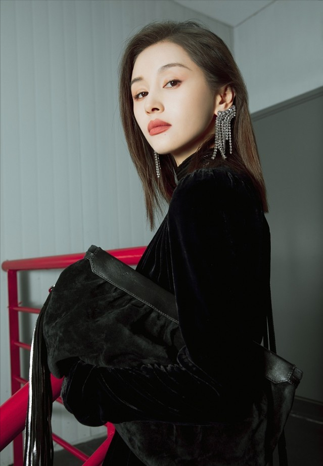 Lady变美日记 王子文恋爱后状态太好了，穿黑丝绒礼裙，满满纯欲风，真撩人