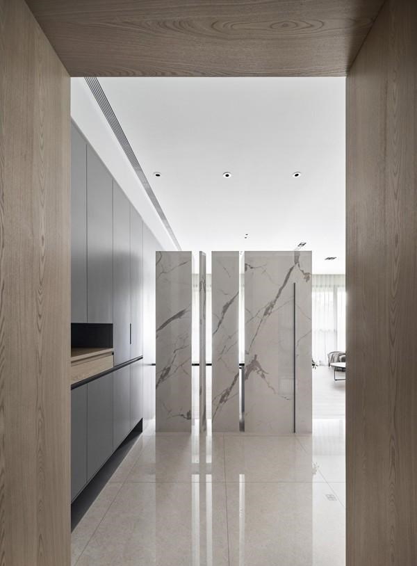 这个装修想法很有创意,入户用大理石隔断做端景墙,也能多个书房