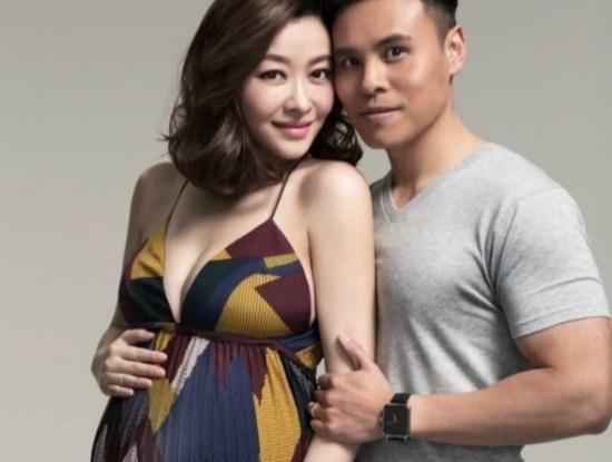 李冠丰|熊黛林妈妈正面照罕见曝光,大红短褂显时尚,网友:基因强大