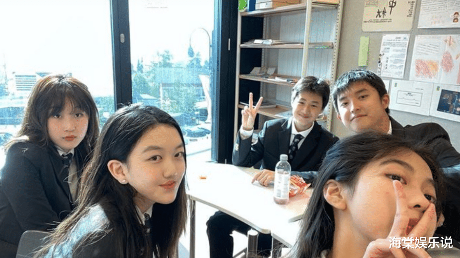 王菲|王菲15岁女儿发育早熟，10月11日穿丝袜和帅哥合影，白皙长腿撩人