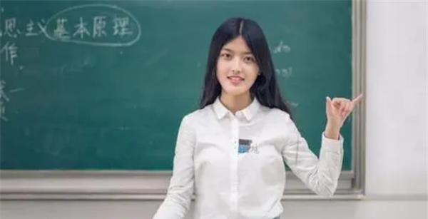 培训机构|95后老师穿“JK服”上课，学生很喜欢，家长群却炸开锅