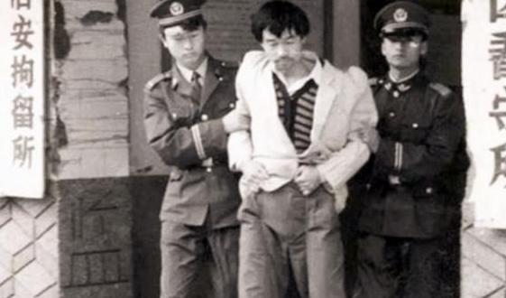 老人与狗|1993年，他带狗参演电影《老人与狗》，拍完后人狗都被判处了死刑