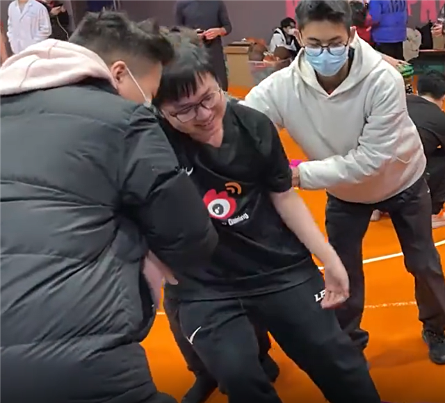 lpl|选手都横着飞出去了？LPL运动会倒二是RNG，倒一沉默几小时不吭声