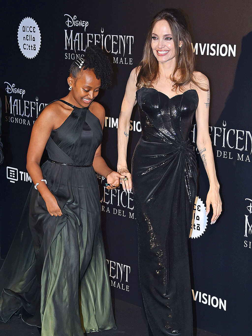 无心法师|朱莉抢前夫皮特的58岁生日风头！黑衣配红指甲贼吸睛，白成牛奶肌