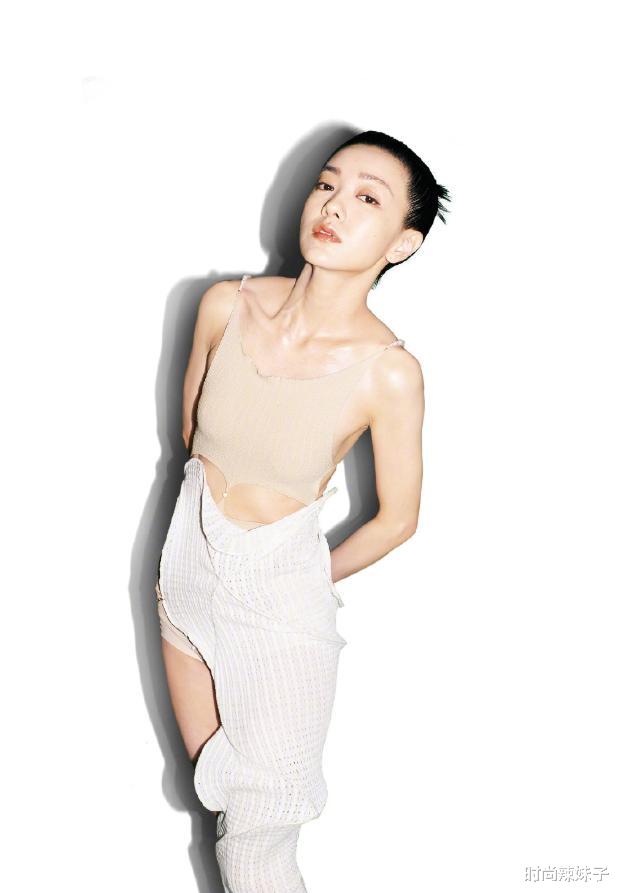 时尚辣妹子|郭采洁晒近照被嘲,穿“乞丐服”清凉露面,皮包骨身材让人捏把汗