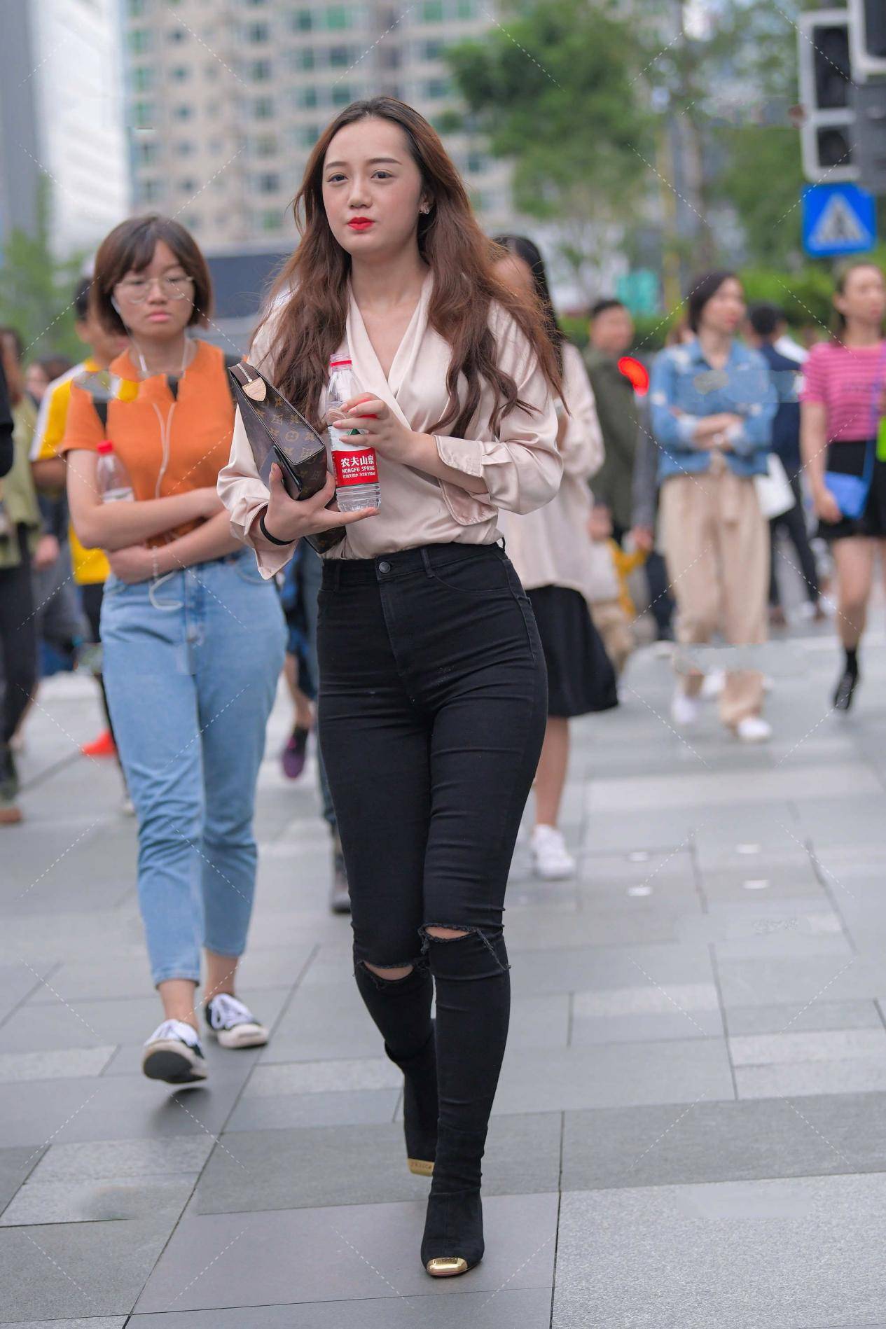 牛仔裤|真丝上衣搭配牛仔裤，端庄大气，更显强大气场