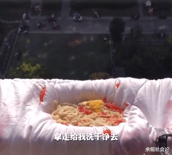 女子将新子被晒在窗外,不曾想一转头的功夫,楼上倒下一锅鸡蛋面