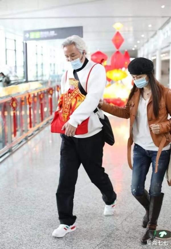 张碧晨|张庭夫妇返乡祭祖，老公抱香炉头发全白显老，张庭身材纤瘦像女儿