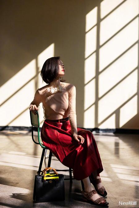 倪妮|倪妮现身新剧开机发布会！穿黑衣黑裤形象大变样，外八站姿站C位太霸气