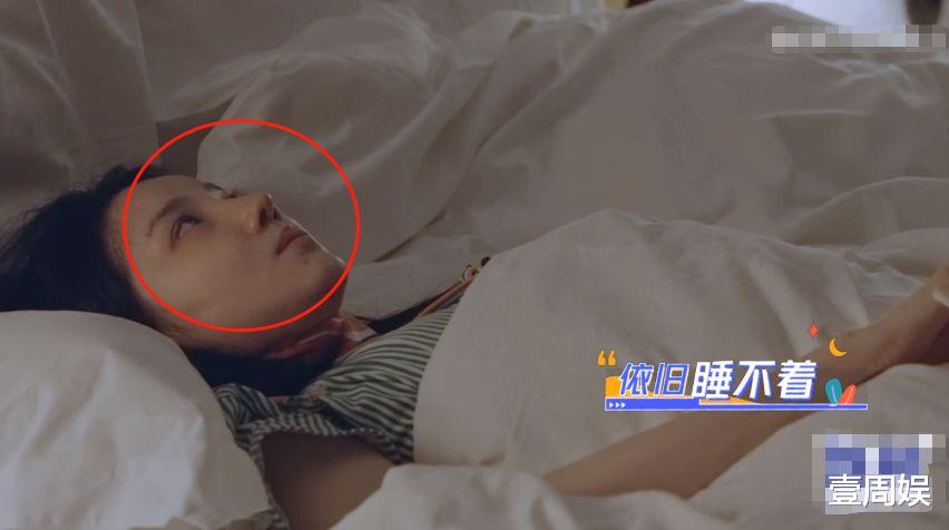 陈小纭|陈小纭睡觉不关灯，对着镜头在床上跳舞，沈梦辰直呼太吓人了！