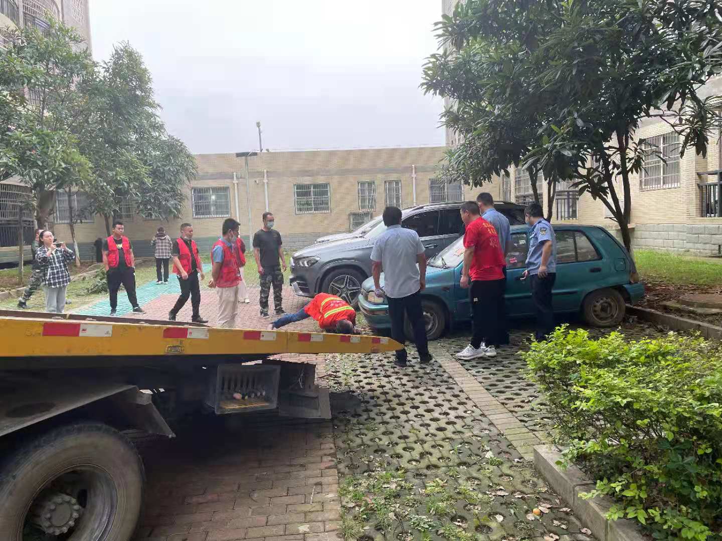 武汉交警 僵尸车、贩卖瓜果车……违停占道统统清理  交管部门全市拖车220台