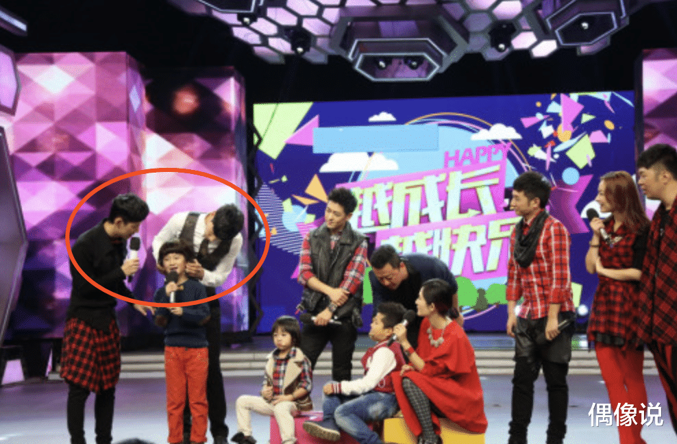何炅|张亮儿子也上春晚了!何炅和13岁天天同台,却因身高被认错!